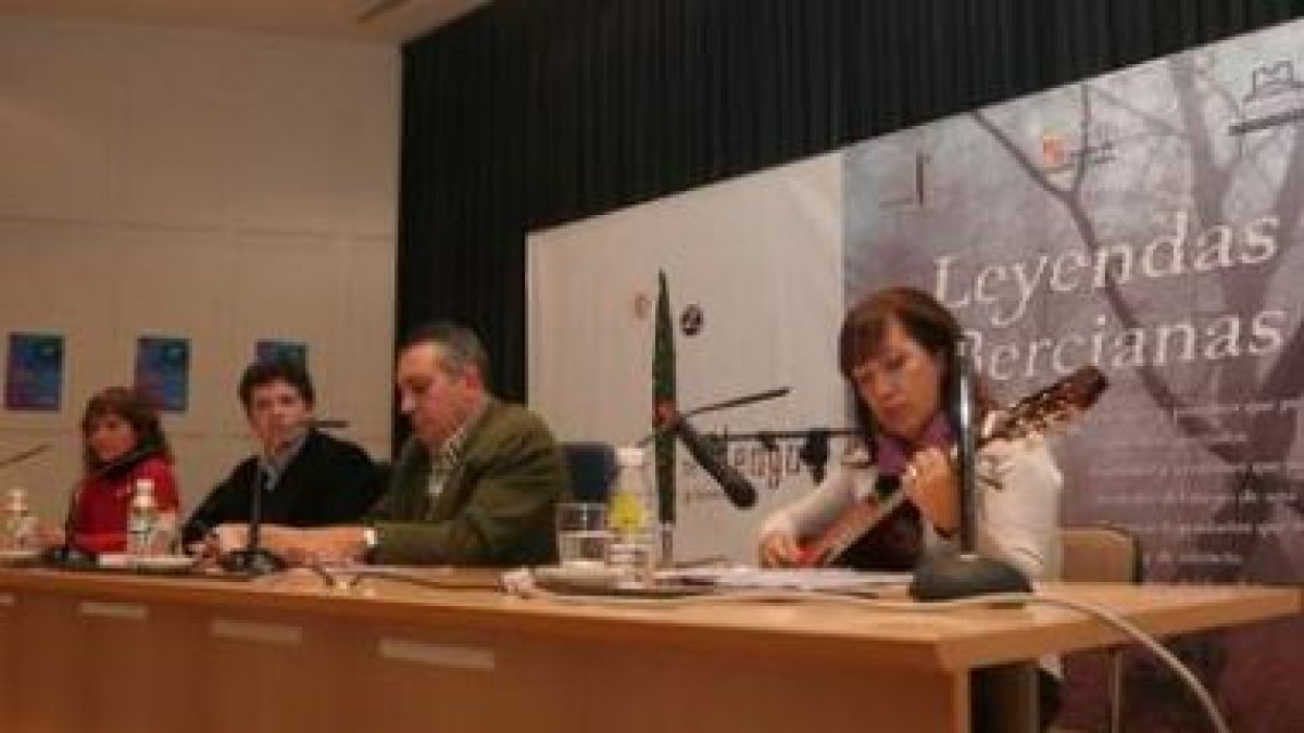 Alonso Ares estuvo acompañado por la música de María José Cordero.