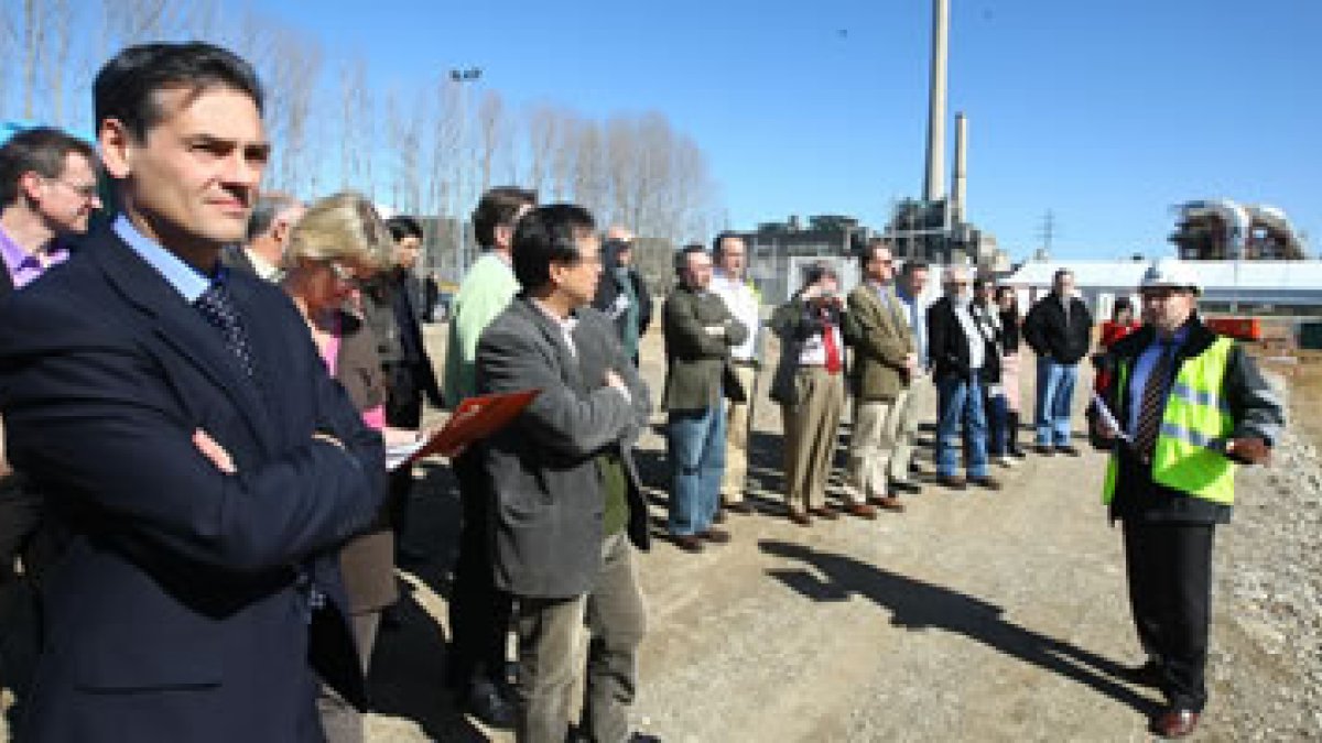 Los miembros de la Aeighg observaban ayer las obras de la planta de oxicombustión.