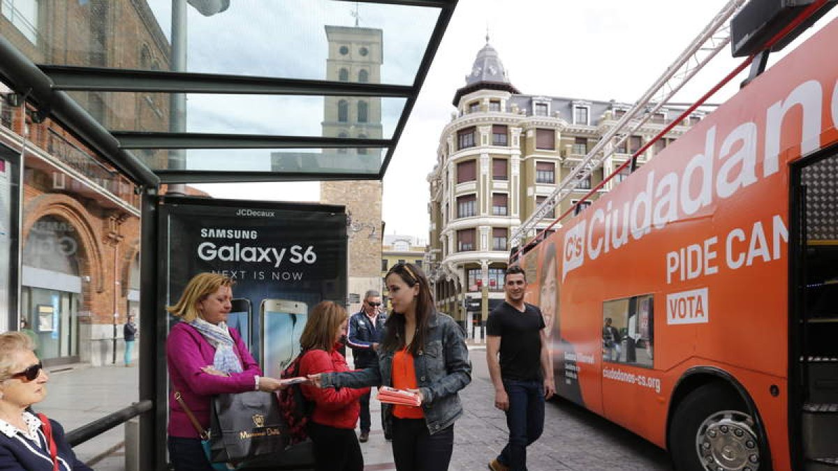 Villarroel, entregando publicidad de la formación naranja a una ciudadana.