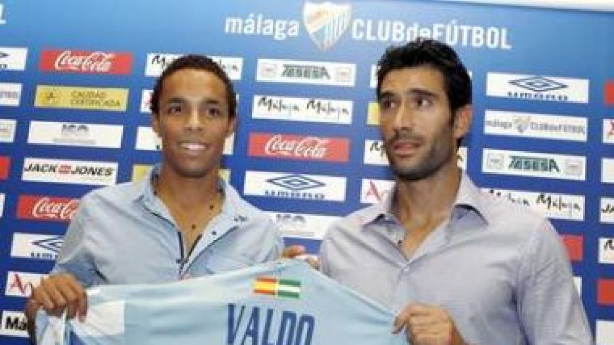 El lacianiego Valdo, izquierda, junto al presidente del Málaga, Fernando Sanz.