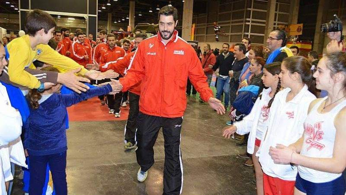 El ex ademarista Raúl Entrerríos, rodeado ayer de jóvenes aficionados en Valencia.