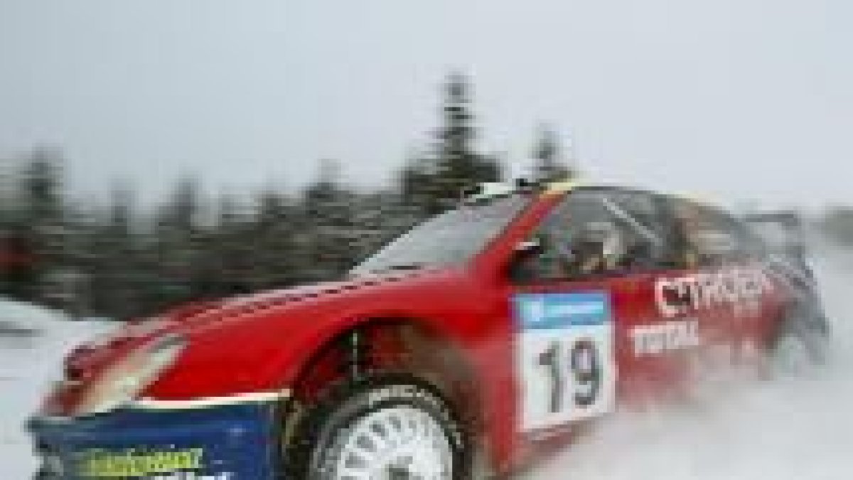 El piloto español, Carlos Sainz, durante el transcurso de la última etapa del Rally de Suecia