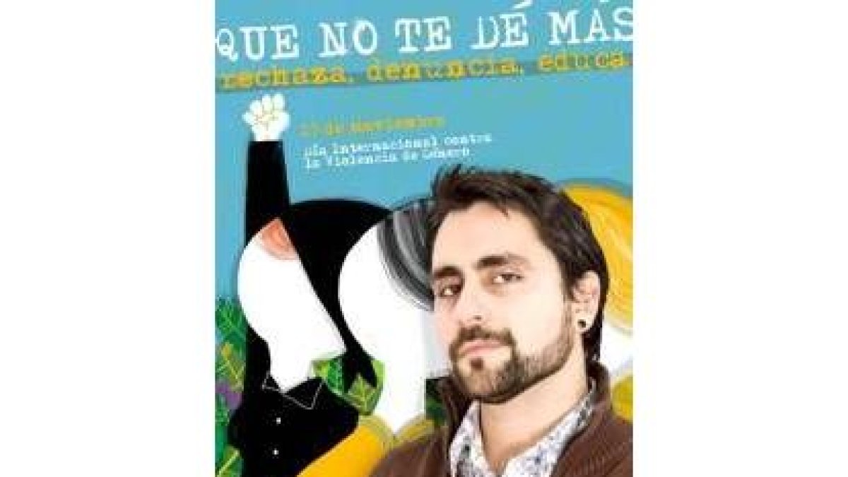 Darién Sánchez Castro posa con el cartel ganador para el Día contra Violencia de Género