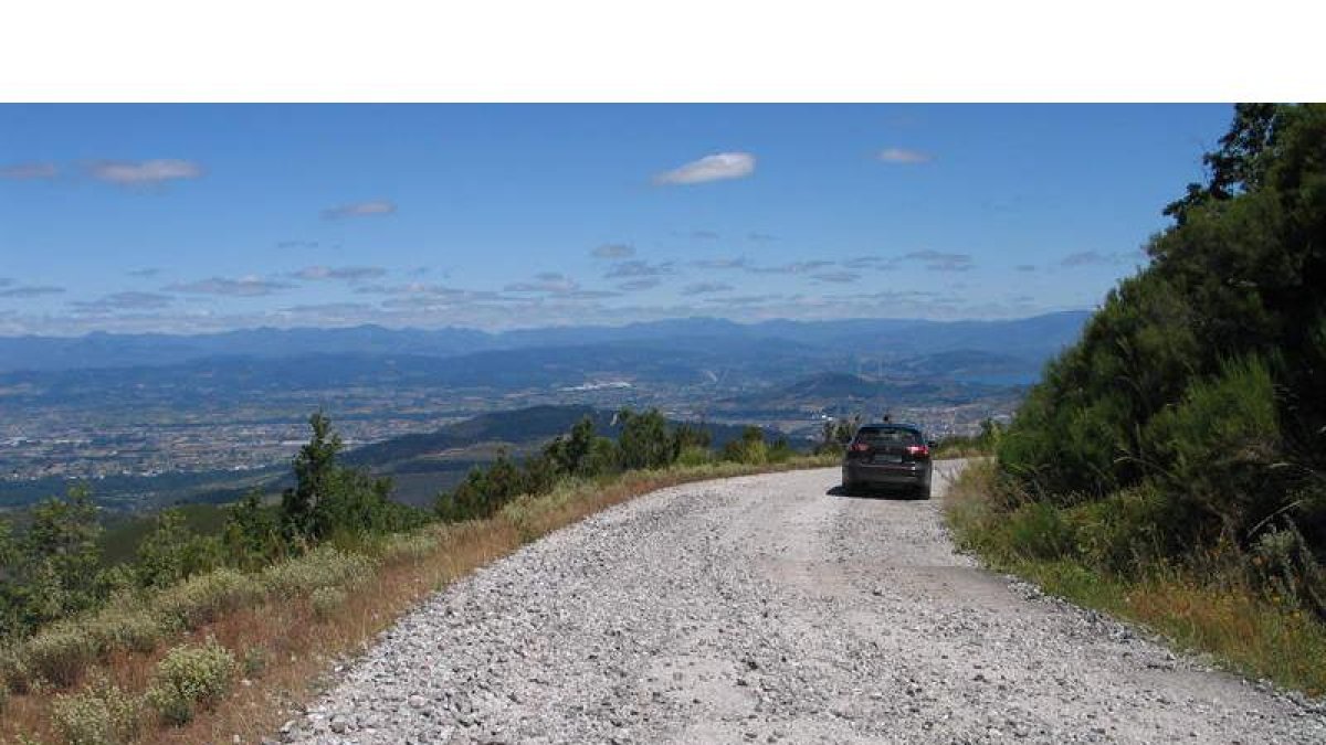 La Diputación acometió la mejora de la carretera hasta el alto de Campo de las Danzas y falta la vertiente sur hacia el valle del Cabrera. L. DE LA MATA