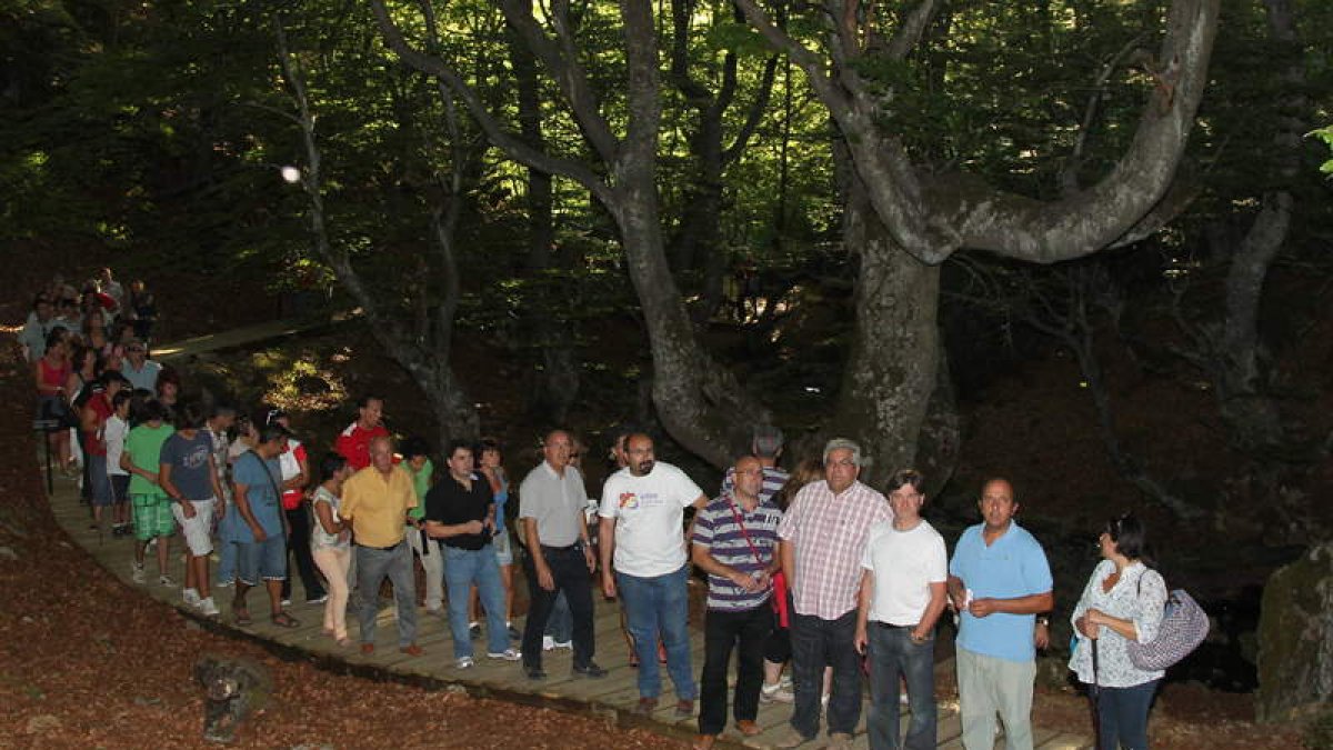 La pasarela de Ciñera durante su inauguración por las autoridades locales.