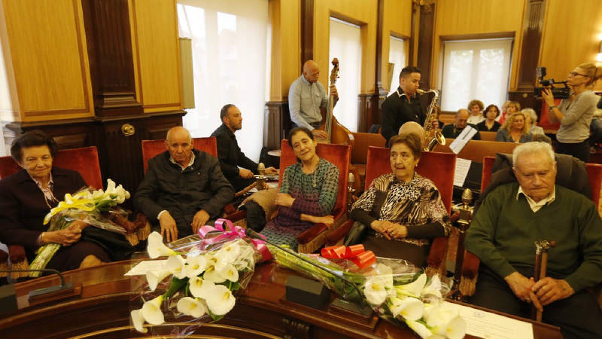 Parejas homenajeadas en el Ayuntamiento de León.