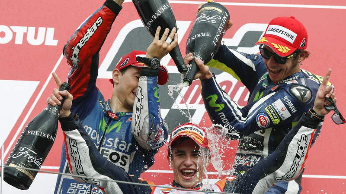 Esta imagen de Marc Márquez podría repetirse en las tres categorías del Mundial.