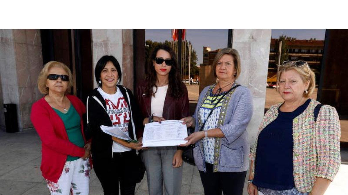 Las integrantes de la asociación registraron ayer el documento en la Junta. RAMIRO