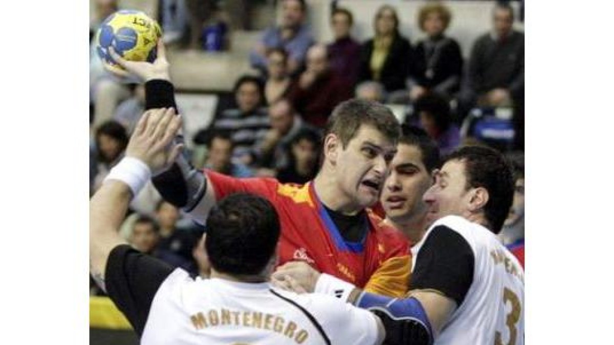 Aguinalgalde lanza ante la oposición de Rakcevic y Pejovic.