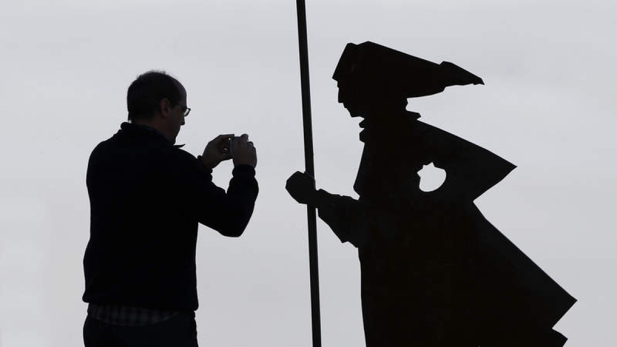 Detalle de una señal del Camino de Santiago a la altura de Pamplona. JESÚS DIGES