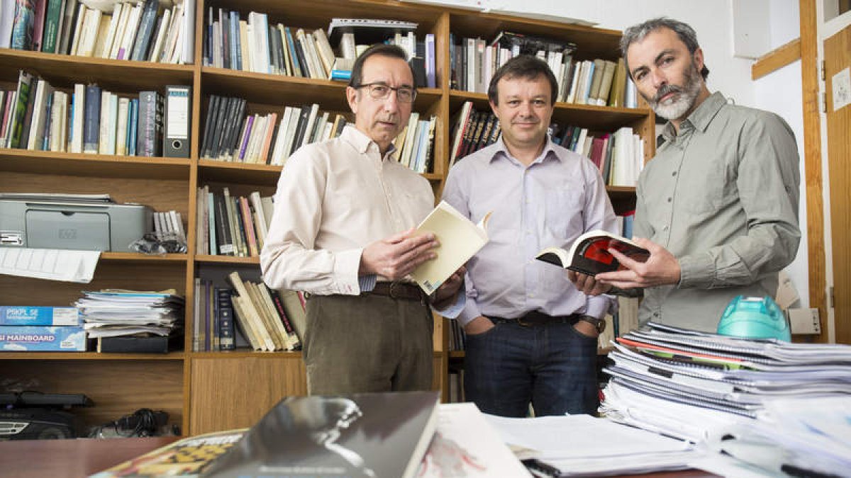 Tomás Sánchez Santiago, José Manuel Trabado y Alberto R. Torices en el despacho universitario del segundo de ellos. f. otero perandones