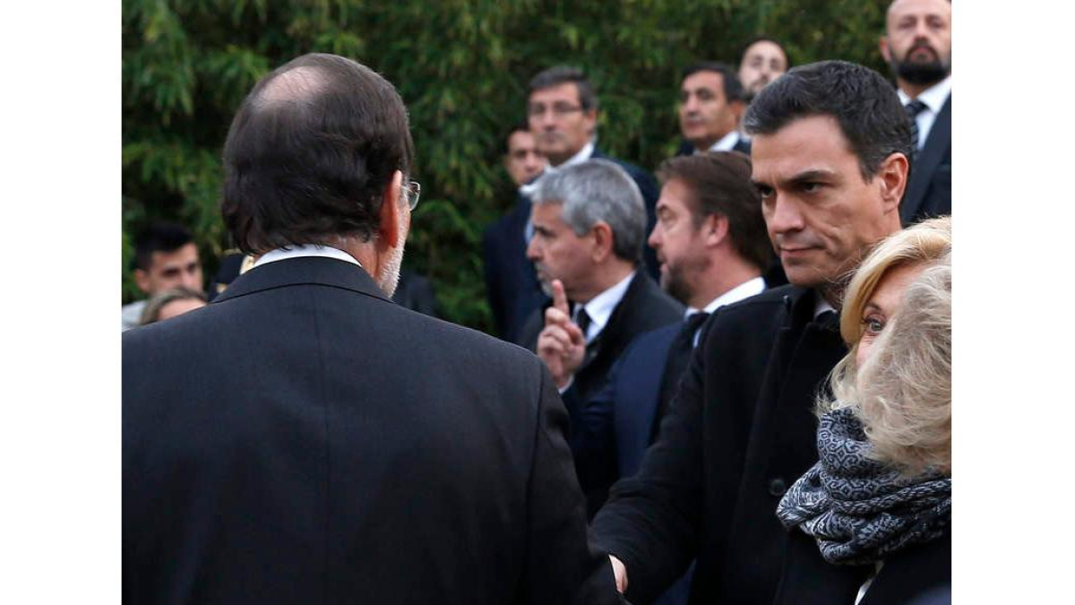 Frío saludo de Rajoy y Sánchez, ayer, en el funeral de los policías muertos en Kabul.