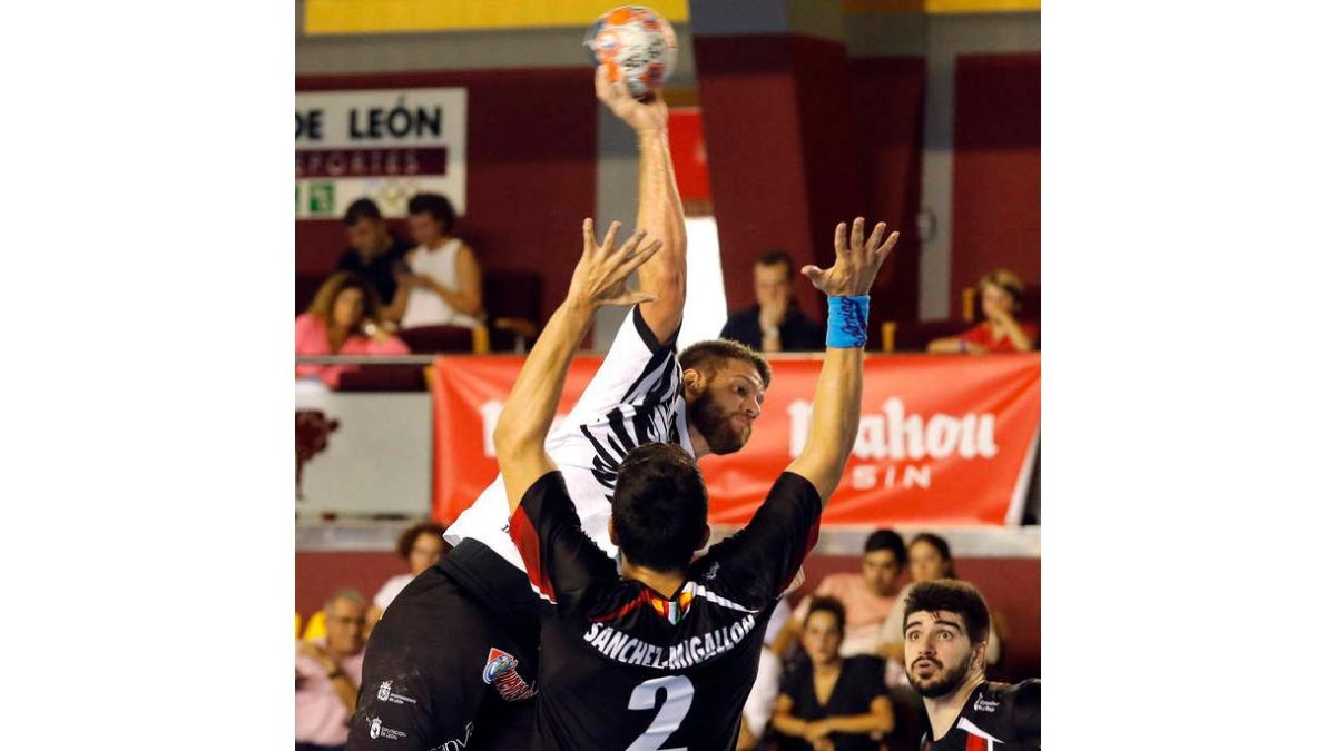 Mosic firmó ante el Wisla Plock, al que hizo nueve goles, su mejor partido desde que llegó a León. MARCIANO PÉREZ