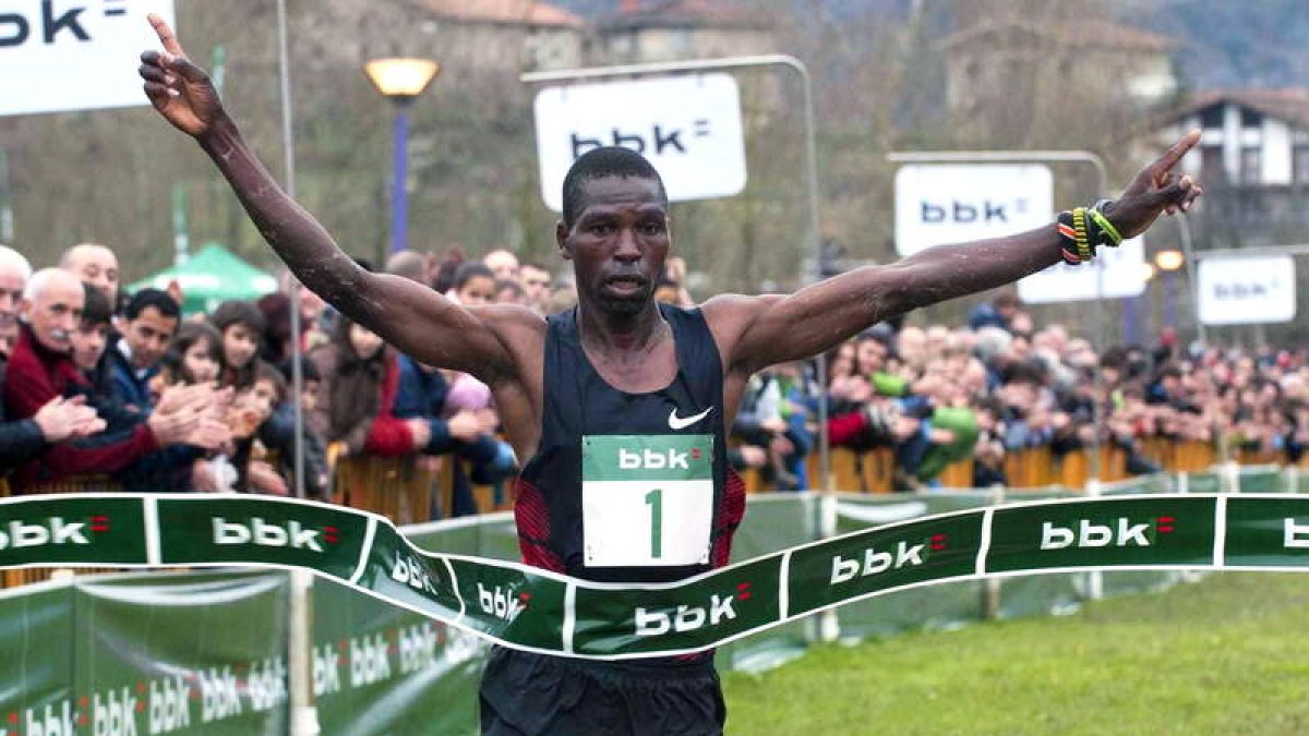 El keniata Joseph Ebuya celebra su victoria en el Cross Internacional de Amorebieta.