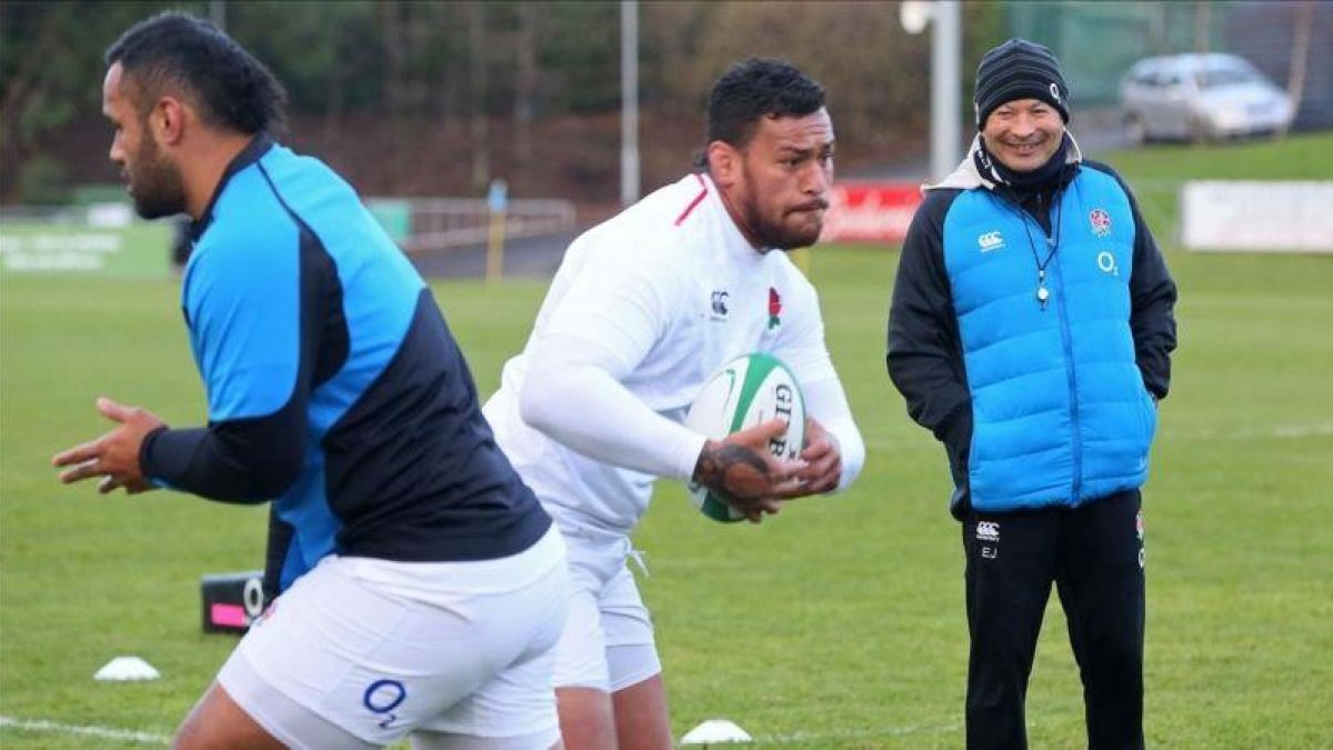 El seleccionador de Inglaterra, el australiano Eddie Jones, observa el entrenamiento de sus pupilos Billy y Mako Vunipola.