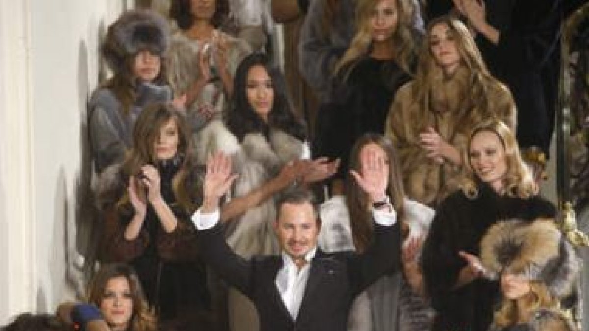 Santiago del Palacio saluda al final del desfile que ofreció en la Embajada de Italia.