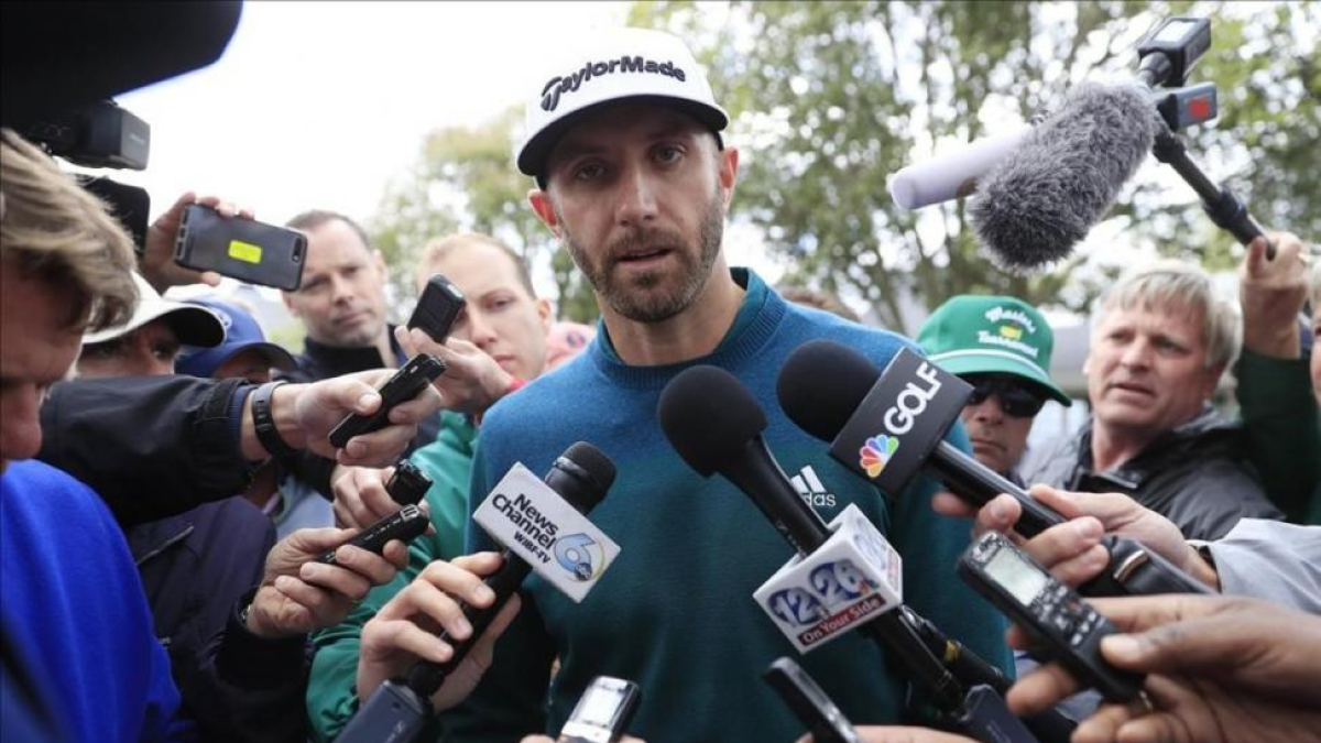 Dustin Johnson atiende a los periodistas tras anunciar su retirada de Augusta