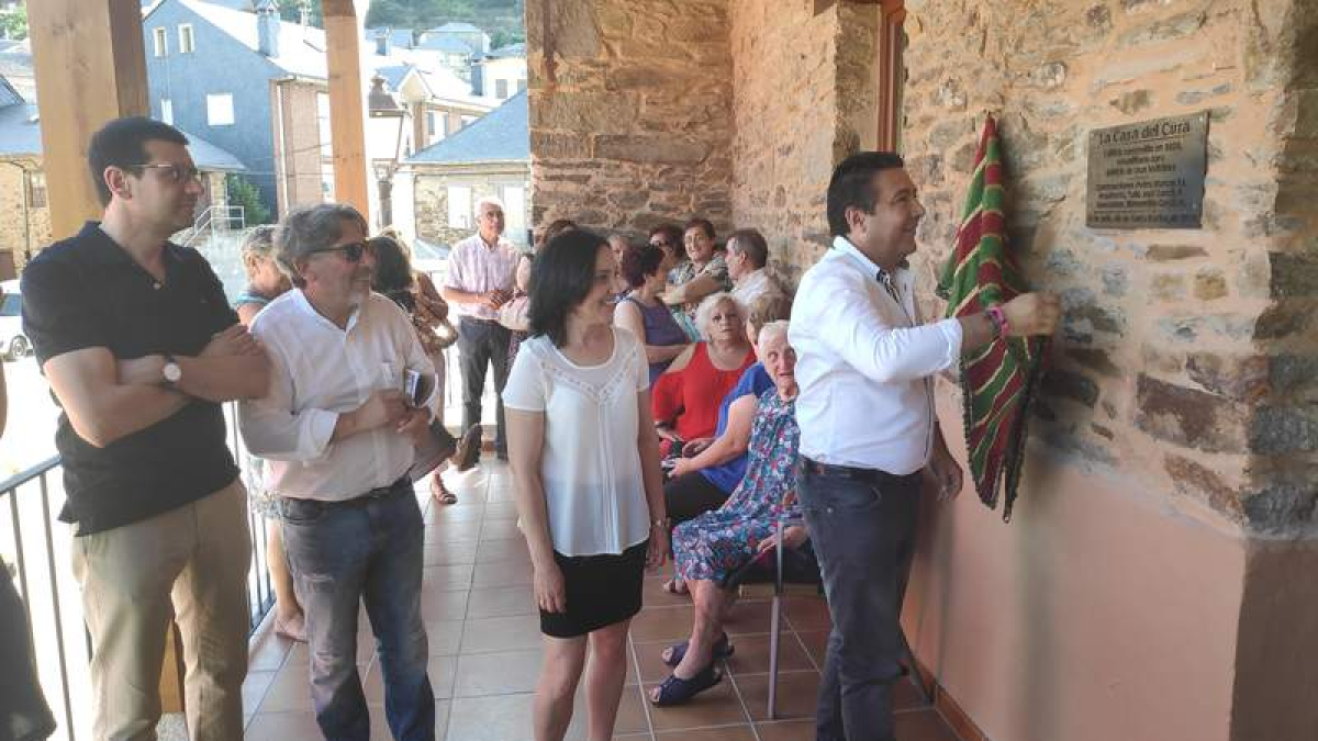 El procurador Mariano Santos, descubriendo una placa conmemorativa el pasado viernes.