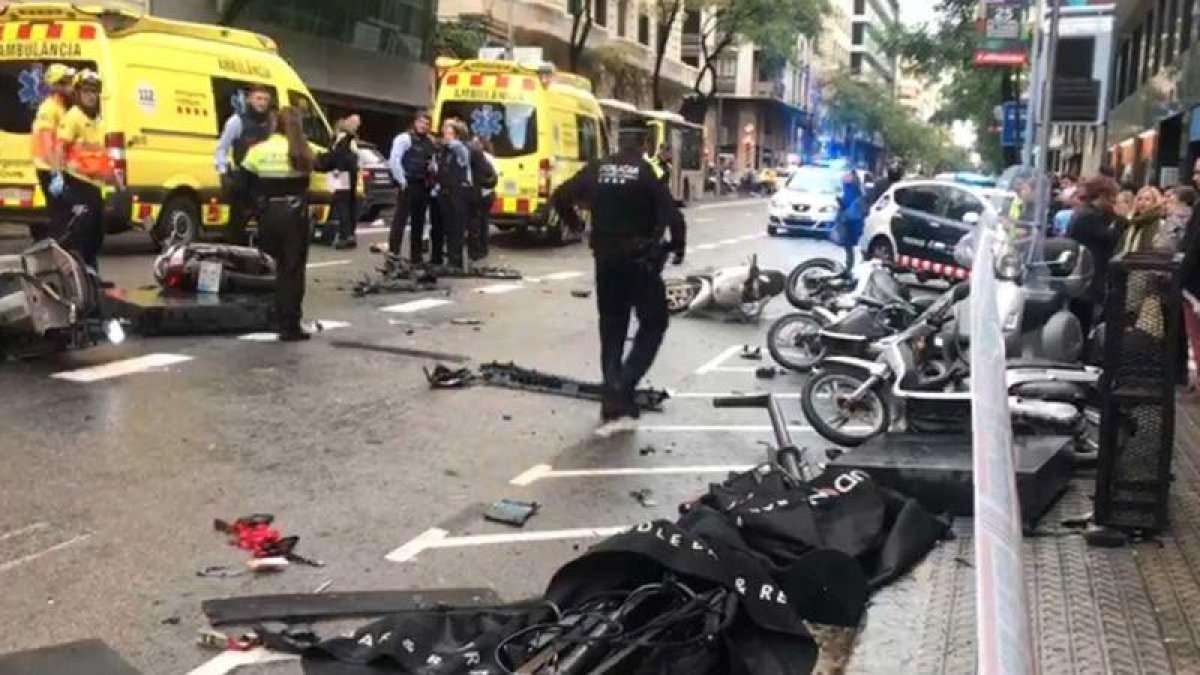 Un conductor invade la acera en Travessera de Gràcia con Santaló.