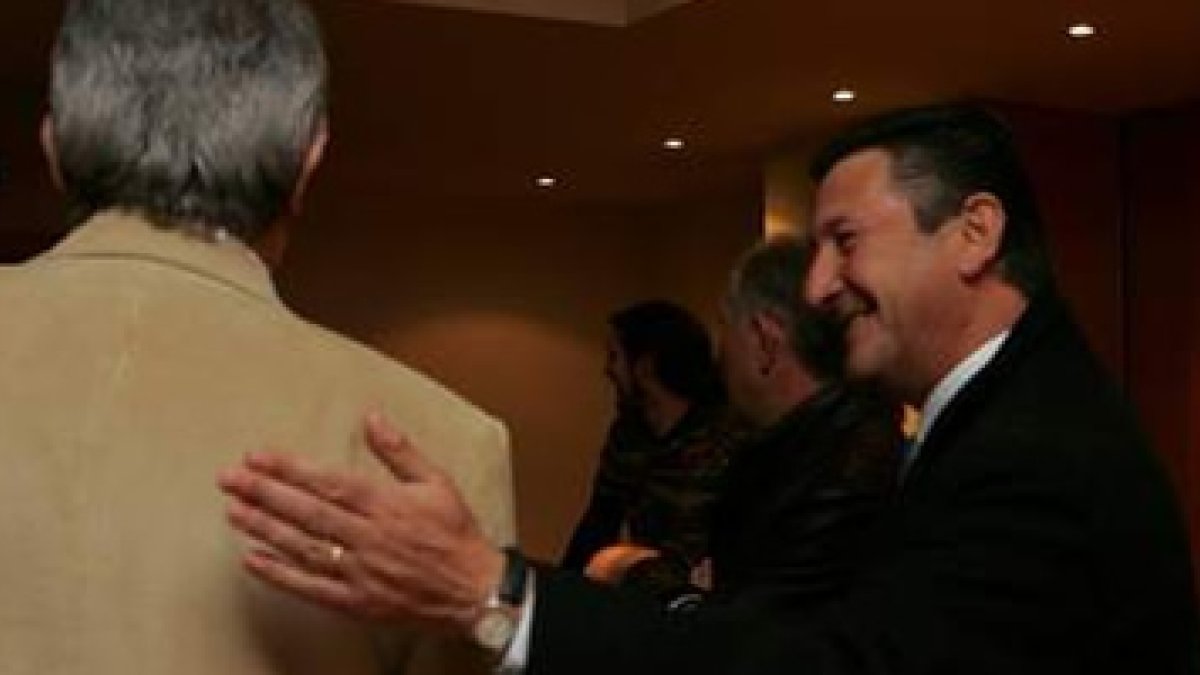 Carlos Emperador, derecha, saluda a Dionisio Elías en una reunión del consejo de la Cultural.