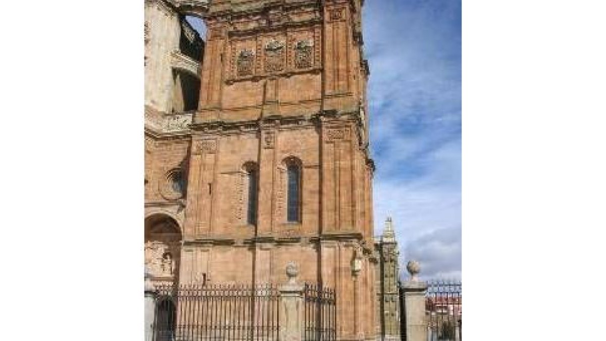 La imagen muestra varios tramos de cornisa desprendidos en la torre