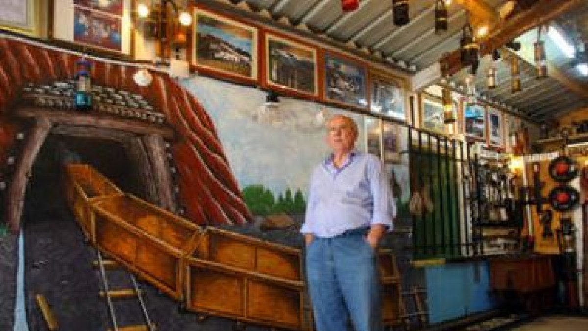 Francisco Domínguez, con 82 años, posa en el local de su casa dedicado a los recuerdos mineros.