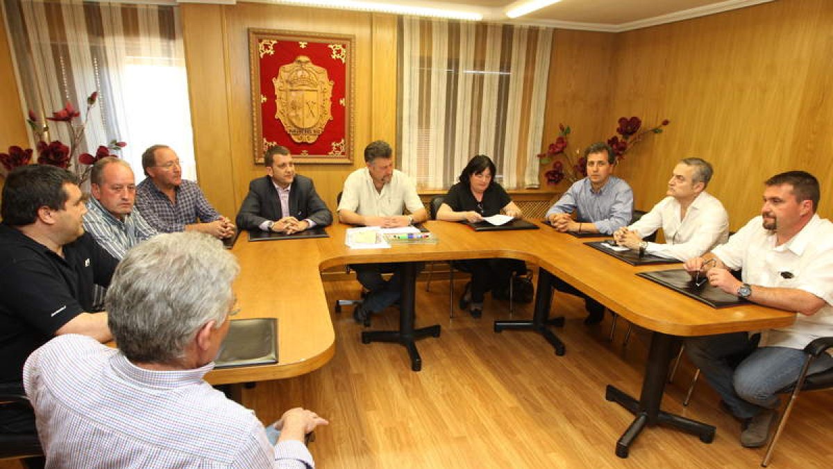 Momento de la reunión de ayer tarde en Páramo de los alcaldes de la cuenca de Fabero-Sil.
