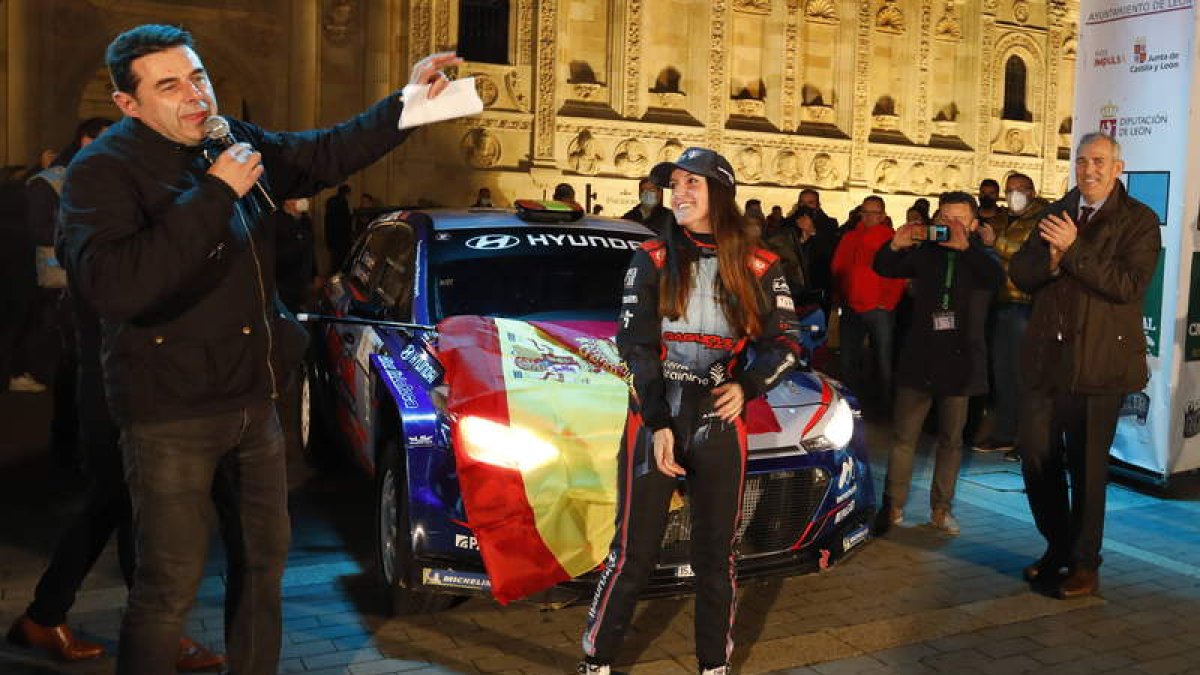 La leonesa Alba Sánchez, ayer en San Marcos en la ceremonia de salida del rallye. MARCIANO PÉREZ