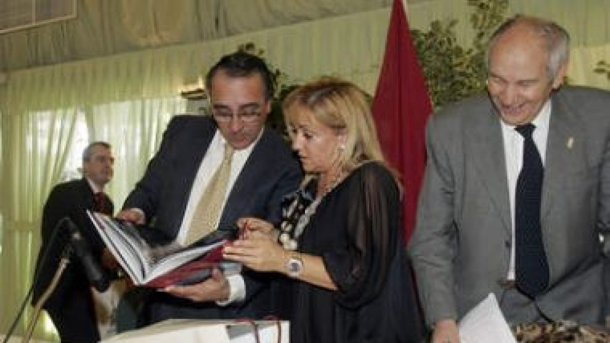 Un coro rociero llenó de voces del sur la misa previa a la botillada