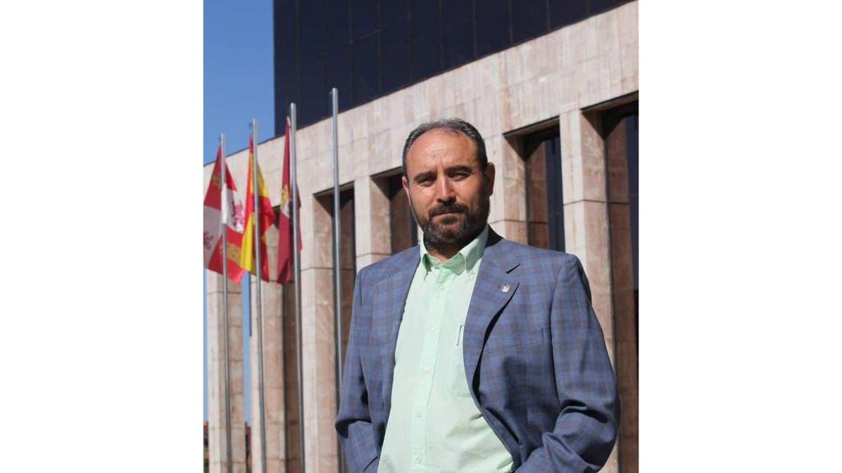 Manuel Martínez, a las puertas de la Delegación de la Junta en León.