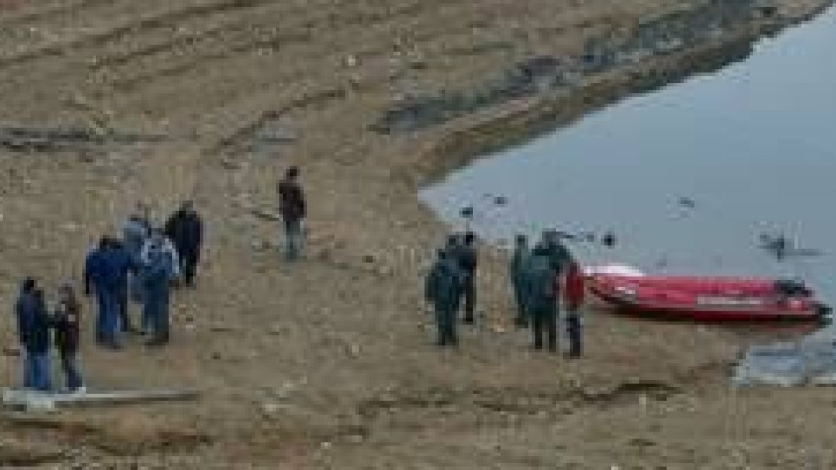 Vecinos y agentes esperaban la llegada del juez tras hallar el cuerpo