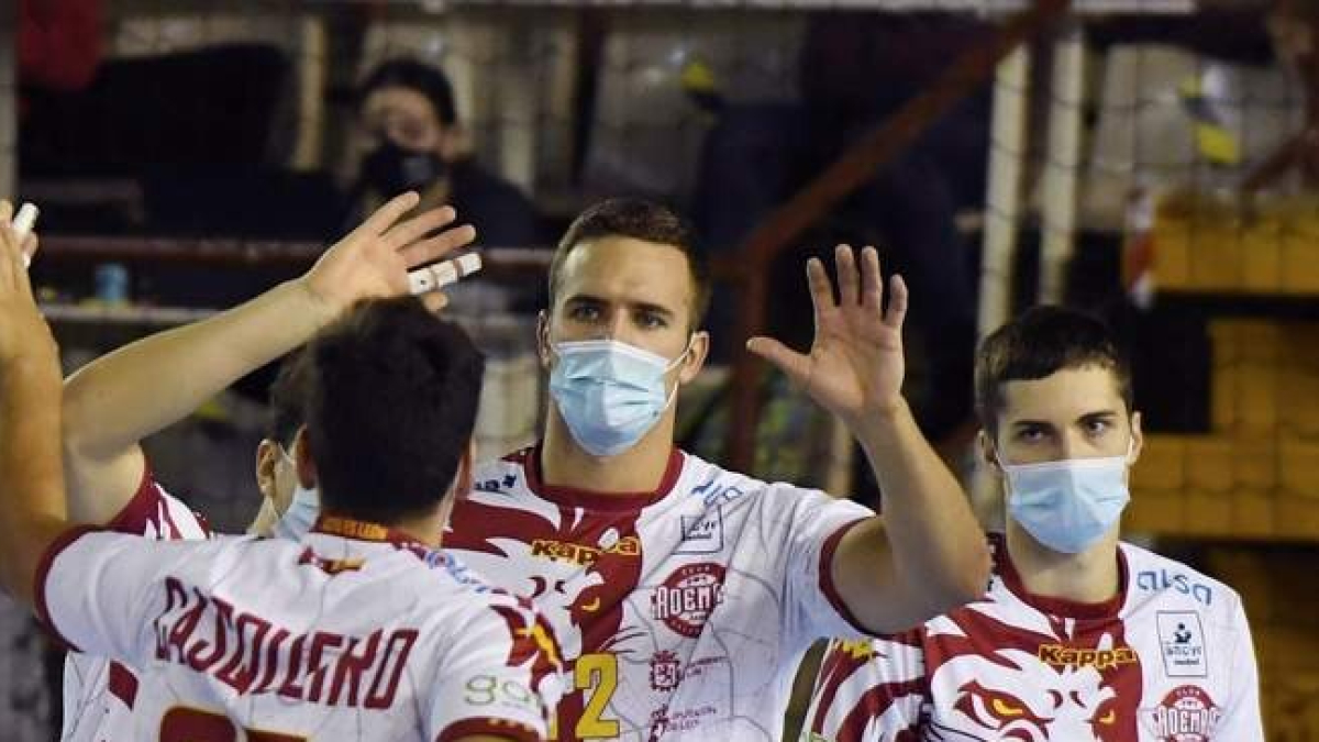 Uno de los partidos en los que el Ademar tuvo que jugar con mascarillas, la pasada campaña. J. CASARES
