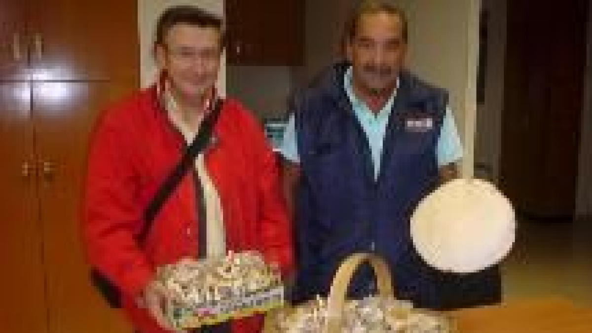 Los miembros de la asociación micológica, Manuel Bernardo y Eugenio Gómez, mostrando su trofeo