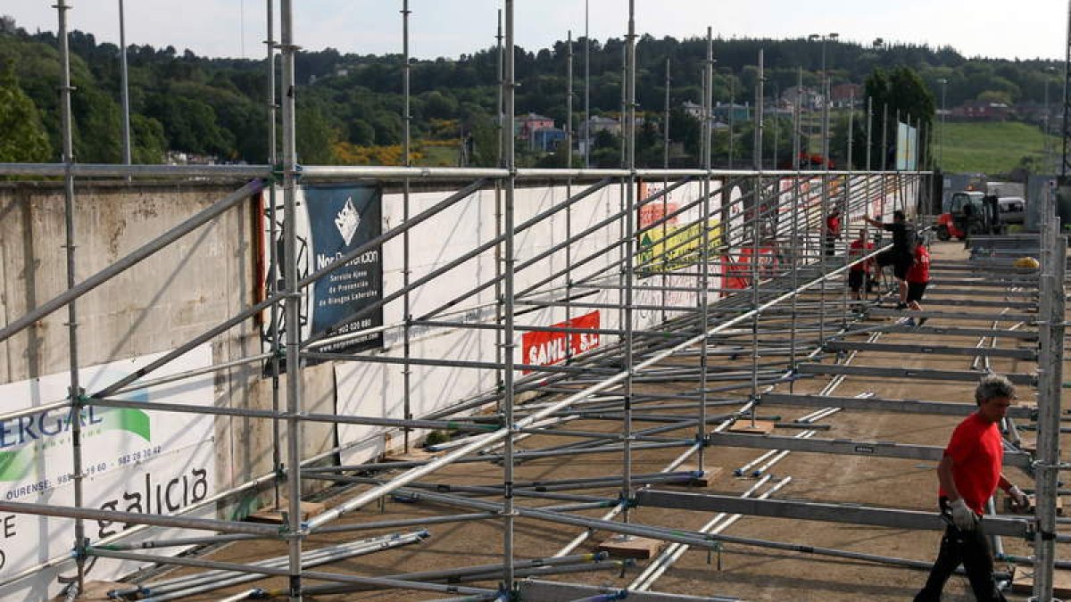 El Club Deportivo Lugo amplía con gradas supletorias su estadio para incrementar su aforo ante la llegada de la afición ponferradina.