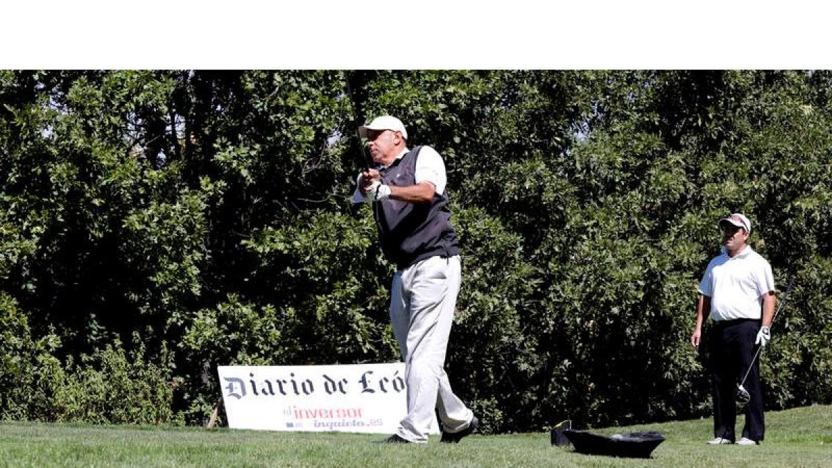 Uno de los jugadores que tomaron parte en el Pro AM que clausuró el Torneo Diario de León ejecuta un golpe en uno de los hoyos del campo. MARCIANO PÉREZ