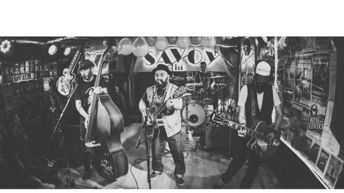 Los miembros de la banda asturiana Ilustres Patilludos, que esta noche actuarán en el festival de música de Matadeón de los Oteros. DL