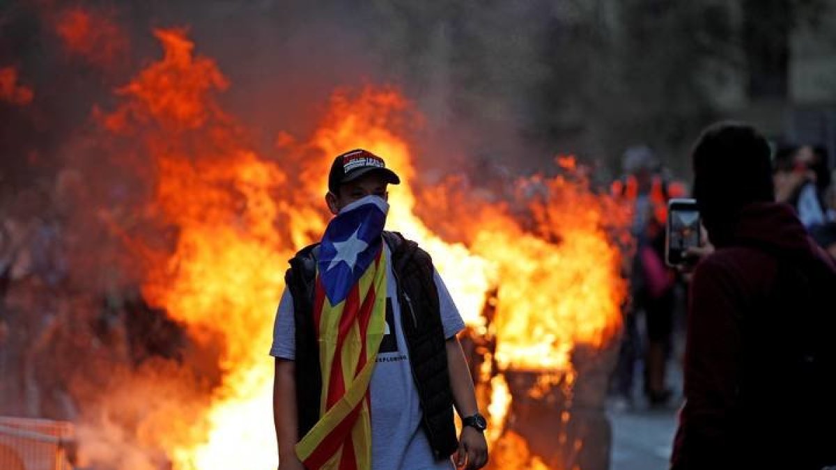 Manifestantes durante las protestas que se están produciendo ante la comisaria de la Policía Nacional de Via Laietana, en Barcelona. ALEJANDRO GARCÍA