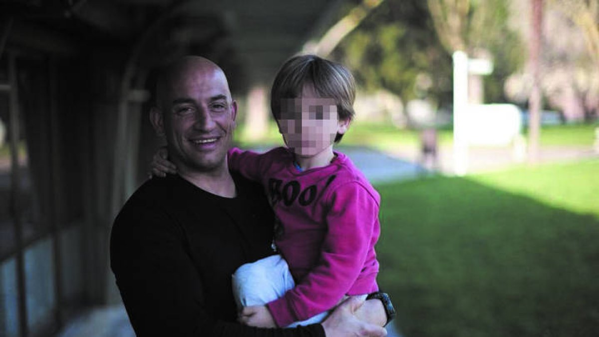 Carlos Amorín, con su hijo de cinco años. DL