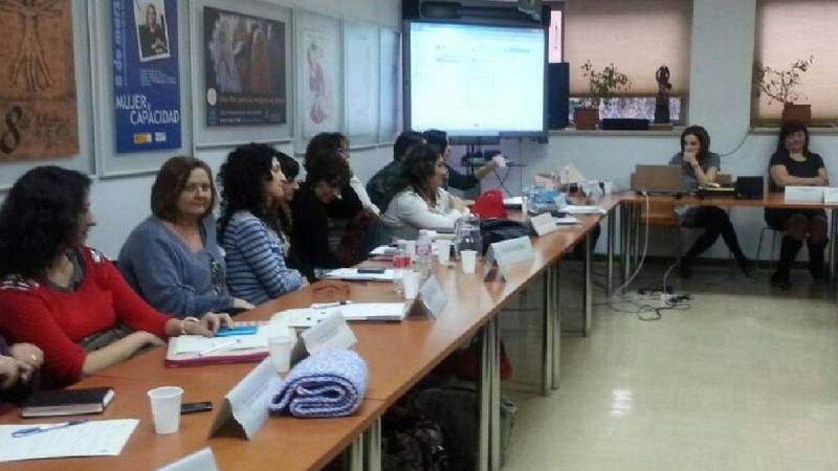 Oláiz (segunda por la izquierda) en las jornadas.