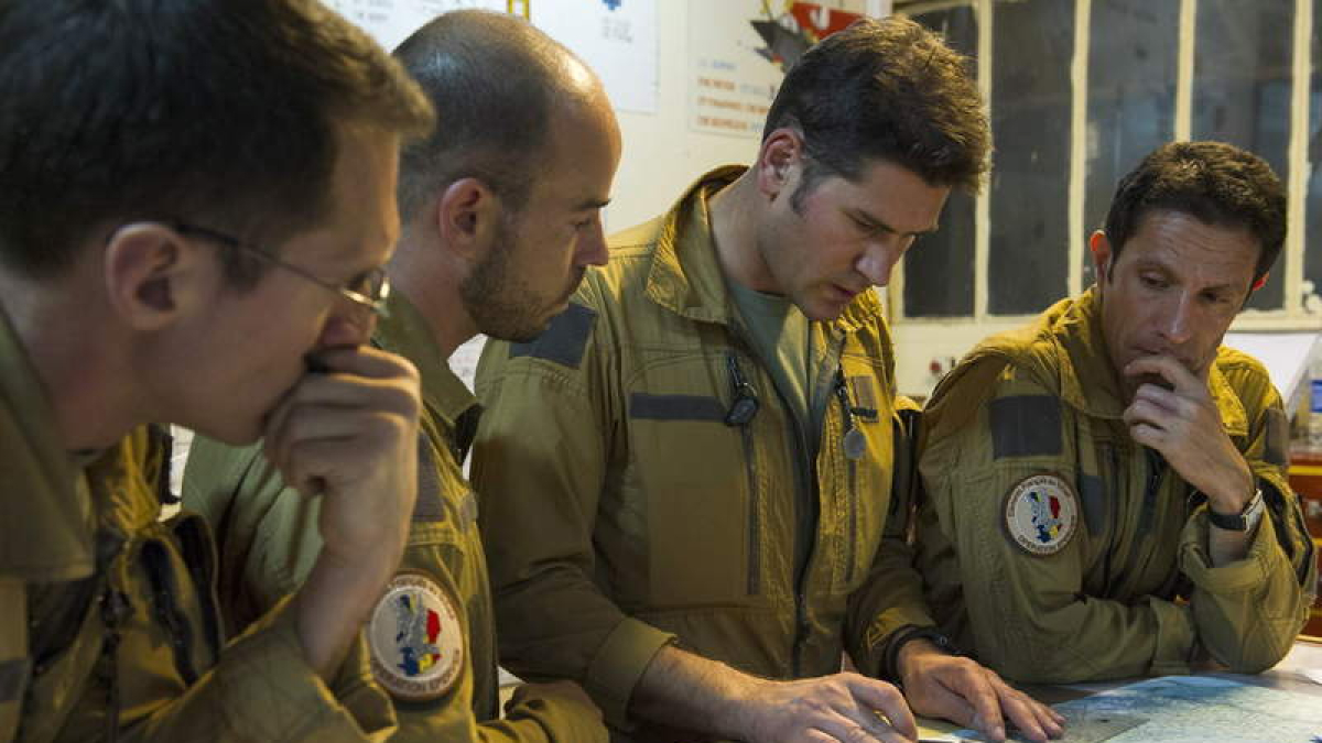 Los pilotos del Ejército francés realizan preparativos en Chad para intervenir en Mali.