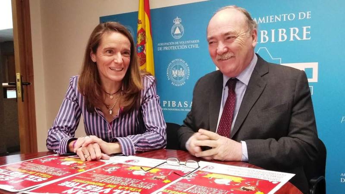 La concejala de Acción Social y el alcalde de Bembibre, ayer en la presentación del acto. CEBRONES