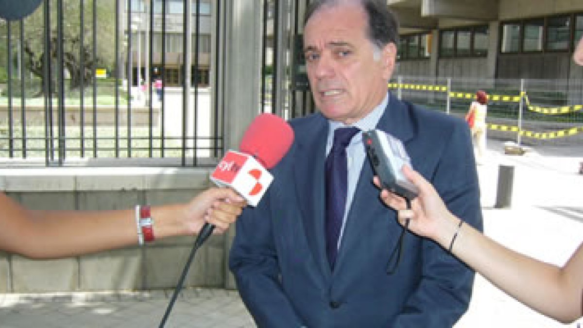 Tomás Villanueva,a la salida de la reunión