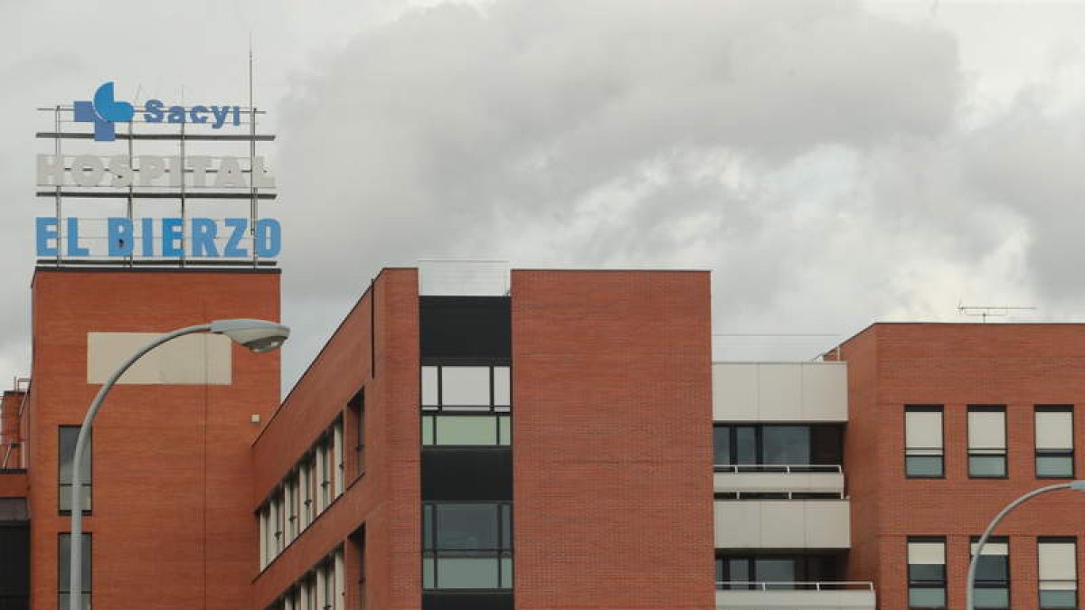 Imagen reciente del Hospital El Bierzo. L. DE LA MATA