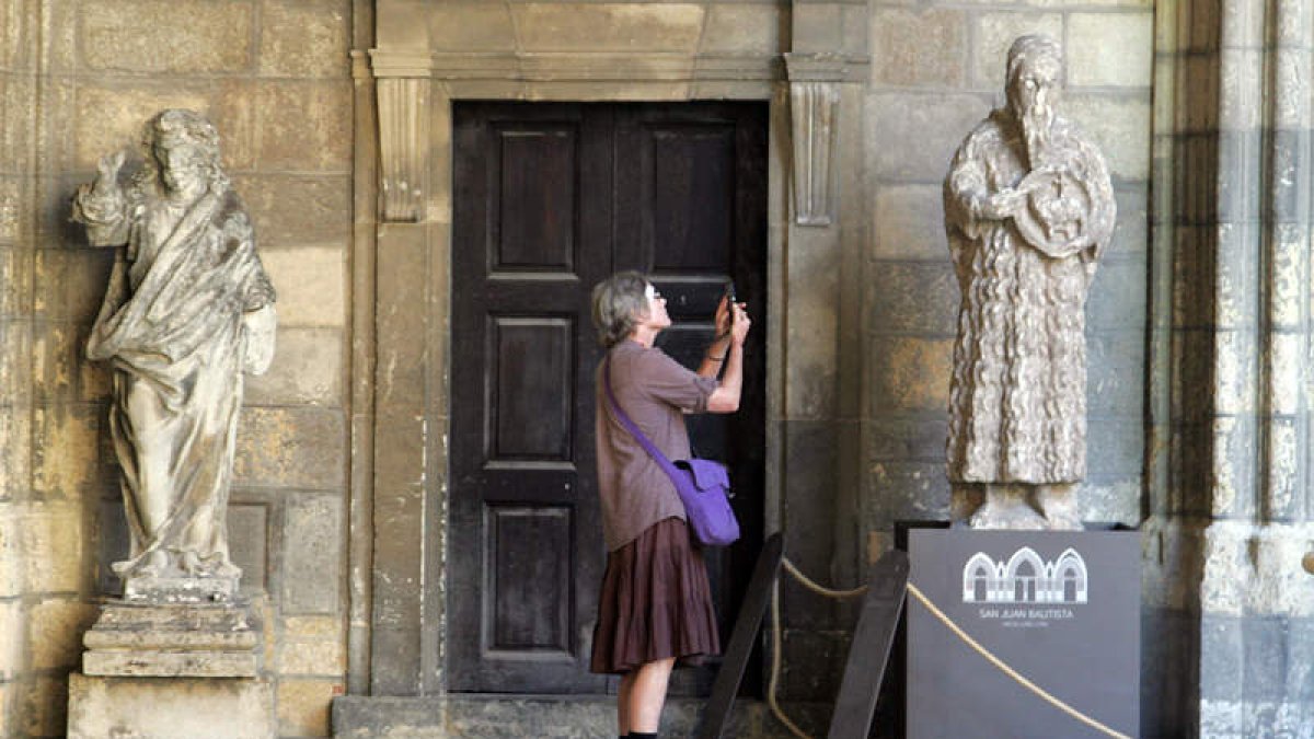 La mayor parte de los extranjeros que visitan la Catedral de León son norteamericanos, alemanes e italianos. SECUNDINO PÉREZ