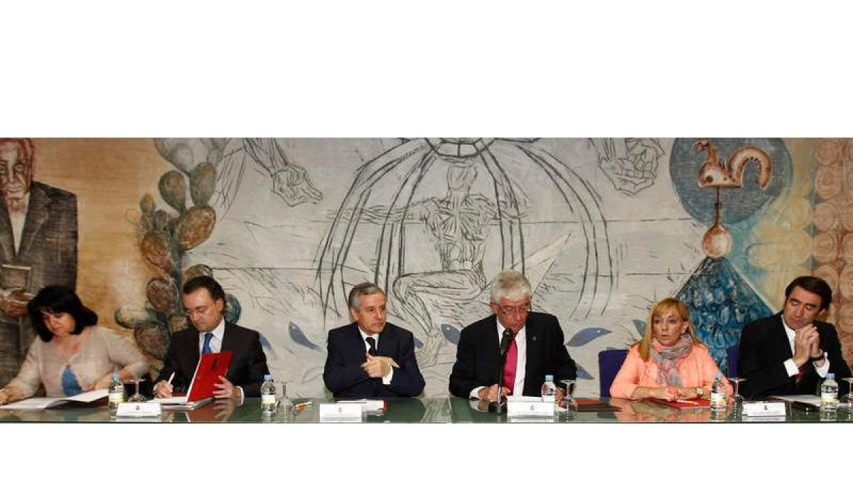 Fernando Salgueiro, Emilio Gutiérrez, José Ángel Hermida, Isabel Carrasco y Juan Carlos Suárez Quiñones, ayer, en las jornadas.