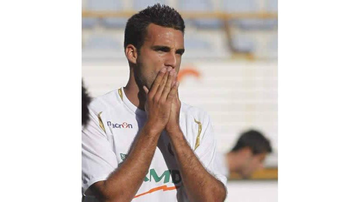 Murci se lamenta tras fallar una ocasión de gol.