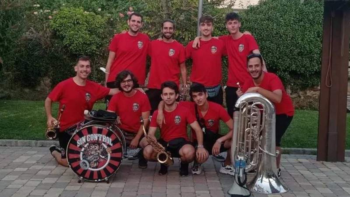Los integrantes de la banda leonesa Sin control. FACEBOOK