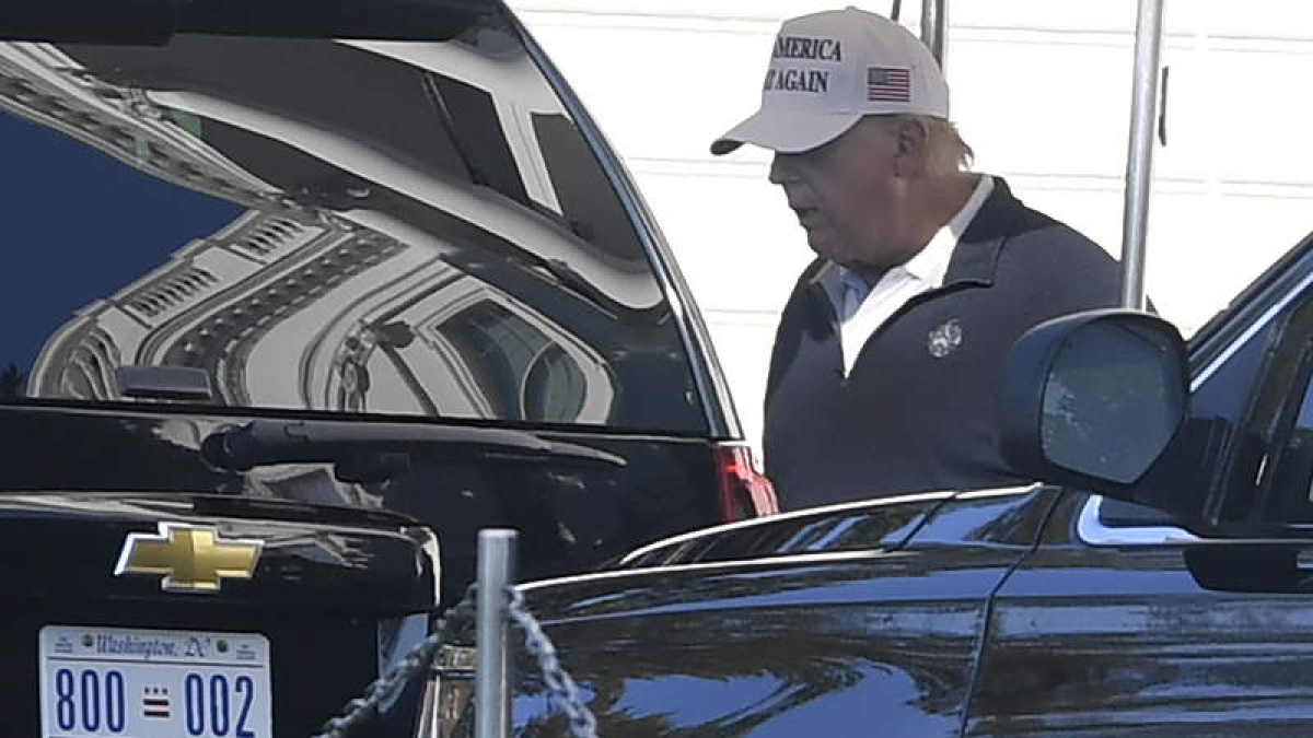 Trump sale ayer del club donde sigue jugando al golf y donde le pilló la noticia de su derrota. MIKE THEILER