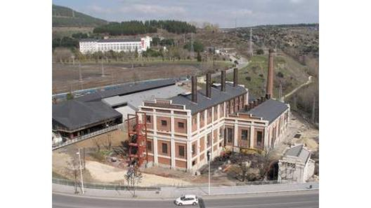 Panorámica áerea de la rehabilitación de la térmica de la MSP con Compostilla I al fondo.