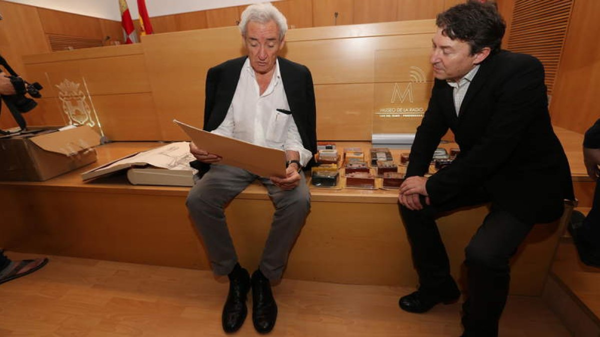 Luis del Olmo y Samuel Folgueral, ayer en el Museo de la Radio con las cintas, el libro y los mini-aparatos de radio donados.